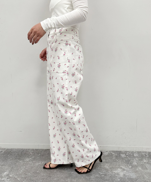 U by SPICK&SPAN(ユーバイスピックアンドスパン)の「フラワープリントストレートパンツ(その他パンツ・レディース・その他2・36/38)」の2枚目の写真