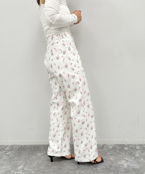 U by SPICK&SPAN(ユーバイスピックアンドスパン)の「フラワープリントストレートパンツ(その他パンツ・レディース・その他2・36/38)」の3枚目の写真