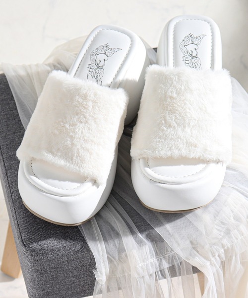 LOVEHUNTER(ラブハンター)の「厚底 スタイルアップソール ファーサンダル スライドサンダル(サンダル・レディース・ブラック/ホワイト・S/M/L/LL)」の1枚目の写真