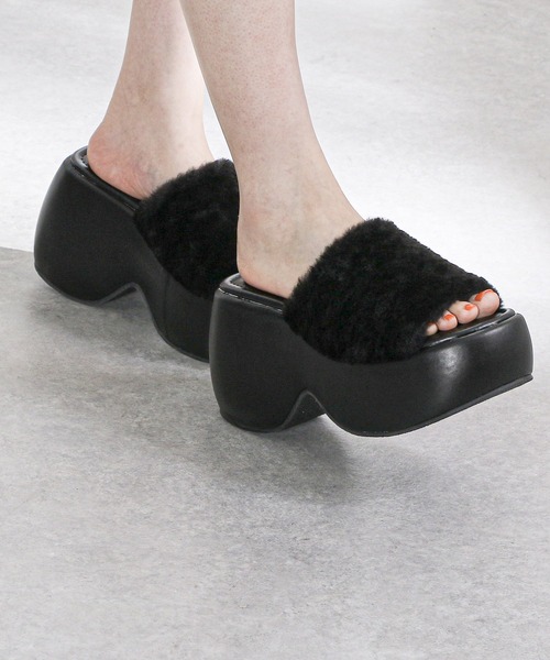 LOVEHUNTER(ラブハンター)の「厚底 スタイルアップソール ファーサンダル スライドサンダル(サンダル・レディース・ブラック/ホワイト・S/M/L/LL)」の10枚目の写真