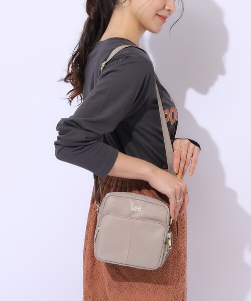 SHOO・LA・RUE（シューラルー）の「【Lee別注】スクエアショルダーバッグ（ショルダーバッグ・レディース・ブラック/ベージュ/ブルー/ダークブラウン系3・00）」の20枚目の写真