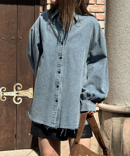 CIAOPANIC(チャオパニック)の「オーバーダイデニムシャツ(シャツ/ブラウス・レディース・ブルー・ONE SIZE)」の2枚目の写真