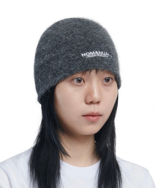 NOMANUAL（NOMANUAL）の「【NOMANUAL】NM HAIRY BEANIE  / 【ノーマニュアル】ヘアリーロゴビーニー（ニットキャップ/ビーニー・メンズ・ブラック/ライトピンク/クリーム/ライトグレー/チャコール・ONE SIZE）」の4枚目の写真
