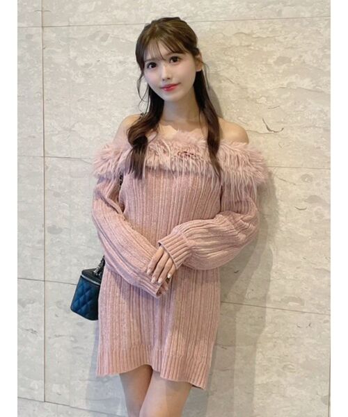 EATME（イートミー）の「フェイクファーオフショルダーニットワンピ（ワンピース・レディース・ブラック/オフホワイト/グレー/ピンク・FREE）」の4枚目の写真