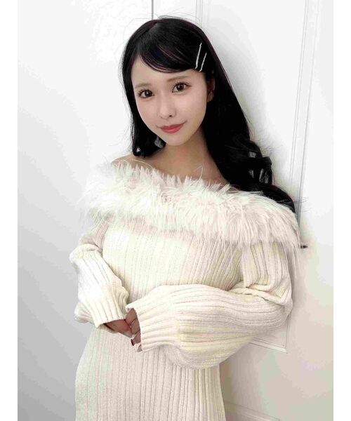 EATME（イートミー）の「フェイクファーオフショルダーニットワンピ（ワンピース・レディース・ブラック/オフホワイト/グレー/ピンク・FREE）」の5枚目の写真