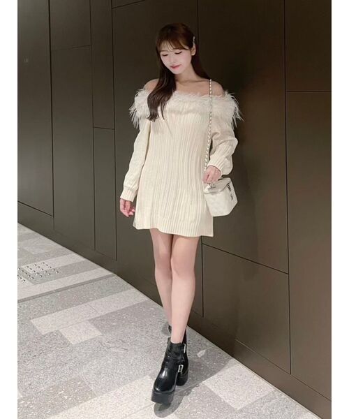 EATME（イートミー）の「フェイクファーオフショルダーニットワンピ（ワンピース・レディース・ブラック/オフホワイト/グレー/ピンク・FREE）」の20枚目の写真