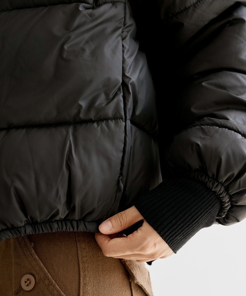 UNE MANSION(ユヌマンション)の「ポケットジッパークロップドジップアップ中綿ジャンバー ぺディン(ダウンジャケット/コート・レディース・ブラウン/ブラック/アイボリー・FREE)」の4枚目の写真