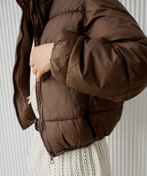 UNE MANSION(ユヌマンション)の「ポケットジッパークロップドジップアップ中綿ジャンバー ぺディン(ダウンジャケット/コート・レディース・ブラウン/ブラック/アイボリー・FREE)」の11枚目の写真