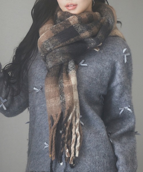 SAISON DE PAPILLON(セゾンドパピヨン)の「大判タイプなチェック柄マフラー(マフラー・レディース・ベージュ/ブラック/グリーン/ブラウン・フリー)」の1枚目の写真