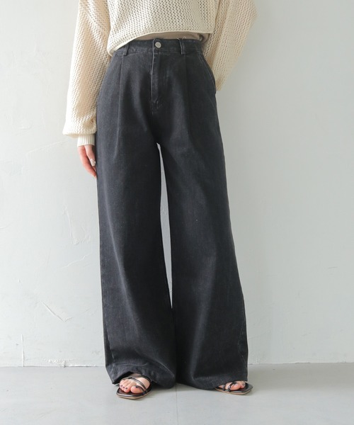 cheriella（シェリエラ）の「【HER CLOSET×cheriella】ハイウエストタックワイドデニムパンツ HIGH WAIST TUCK WIDE DENIM PANTS（デニムパンツ・レディース・ブラック/インディゴブルー・L/M/S）」の2枚目の写真