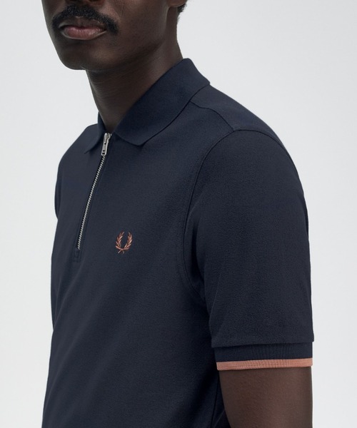 FRED PERRY（フレッドペリー）の「Crepe Pique Zip Neck Polo Shirt／クレープピケジップネックポロシャツ（ポロシャツ・メンズ・ネイビー/ベージュ/サックスブルー・M/L）」の6枚目の写真