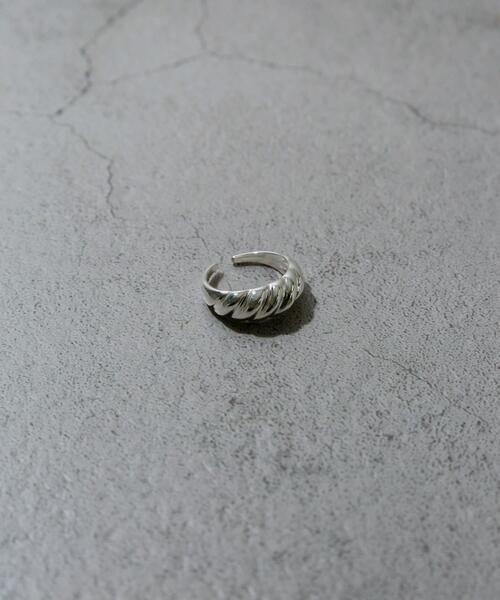 SMELLY（スメリー）の「ツイストボリュームリング（リング・レディース・シルバー・-）」の2枚目の写真