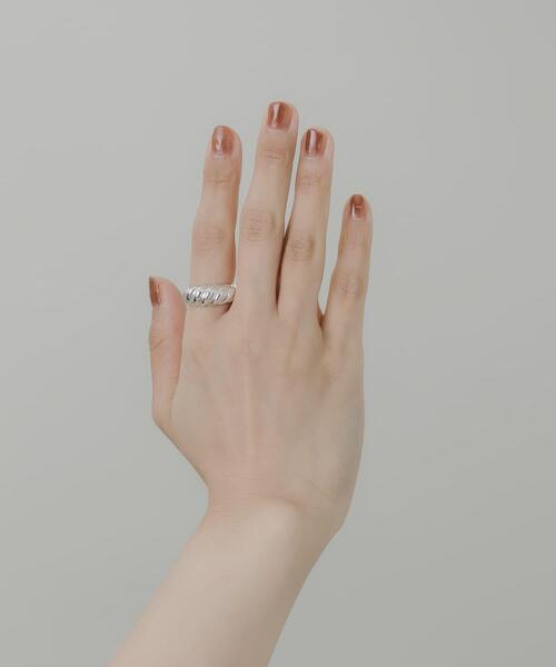 SMELLY（スメリー）の「ツイストボリュームリング（リング・レディース・シルバー・-）」の4枚目の写真