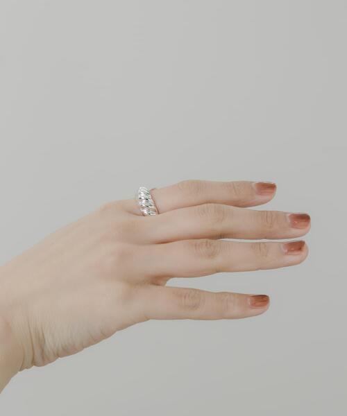 SMELLY（スメリー）の「ツイストボリュームリング（リング・レディース・シルバー・-）」の6枚目の写真