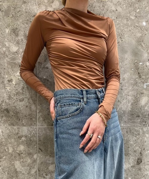 LE CIEL BLEU(ルシェルブルー)の「シルクアシンメトリーネックボディスーツ / Silky Asymmetric Neck Bodysuit(その他トップス・レディース・ブラウン/チャコールグレー・36)」の2枚目の写真