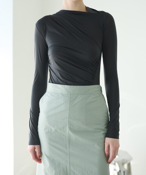 LE CIEL BLEU(ルシェルブルー)の「シルクアシンメトリーネックボディスーツ / Silky Asymmetric Neck Bodysuit(その他トップス・レディース・ブラウン/チャコールグレー・36)」の4枚目の写真
