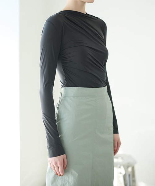 LE CIEL BLEU(ルシェルブルー)の「シルクアシンメトリーネックボディスーツ / Silky Asymmetric Neck Bodysuit(その他トップス・レディース・ブラウン/チャコールグレー・36)」の6枚目の写真