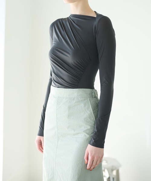 LE CIEL BLEU(ルシェルブルー)の「シルクアシンメトリーネックボディスーツ / Silky Asymmetric Neck Bodysuit(その他トップス・レディース・ブラウン/チャコールグレー・36)」の5枚目の写真