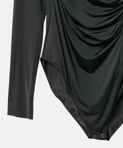 LE CIEL BLEU(ルシェルブルー)の「シルクアシンメトリーネックボディスーツ / Silky Asymmetric Neck Bodysuit(その他トップス・レディース・ブラウン/チャコールグレー・36)」の11枚目の写真