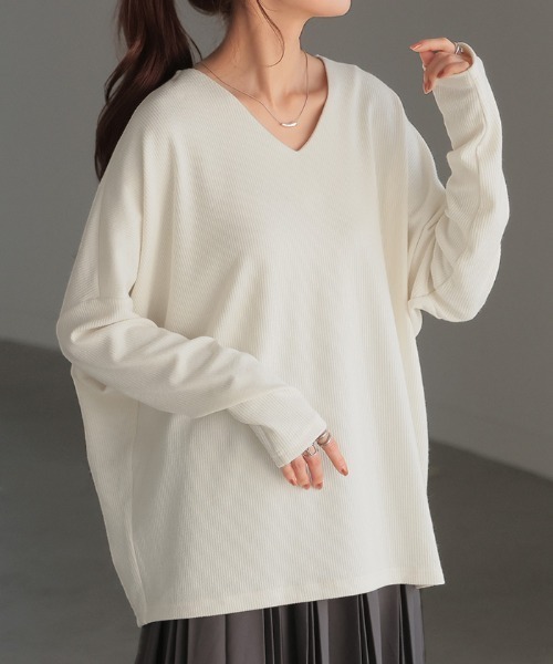 HUG.U(ハグユー)の「もちっと VネックドルマンロンT(Tシャツ/カットソー・レディース・ライトグレー/ブラック/カーキ/オフホワイト/レッド/スモークピンク/グレイッシュブルー/ブルー系その他/ホワイト系その他/レッド系その他/ブラック系その他/ブラウン系その他・FREE)」の2枚目の写真