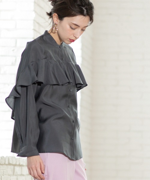 OPAQUE.CLIP（オペークドットクリップ）の「シアーフリルブラウス【洗濯機洗い可】（シャツ/ブラウス・レディース・ライトブルー/ナチュラル/チャコールグレー・42/40/38）」の2枚目の写真