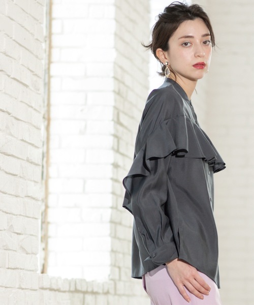 OPAQUE.CLIP（オペークドットクリップ）の「シアーフリルブラウス【洗濯機洗い可】（シャツ/ブラウス・レディース・ライトブルー/ナチュラル/チャコールグレー・42/40/38）」の5枚目の写真