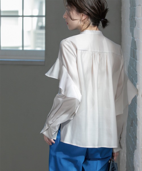 OPAQUE.CLIP（オペークドットクリップ）の「シアーフリルブラウス【洗濯機洗い可】（シャツ/ブラウス・レディース・ライトブルー/ナチュラル/チャコールグレー・42/40/38）」の12枚目の写真