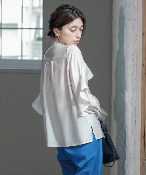 OPAQUE.CLIP（オペークドットクリップ）の「シアーフリルブラウス【洗濯機洗い可】（シャツ/ブラウス・レディース・ライトブルー/ナチュラル/チャコールグレー・42/40/38）」の14枚目の写真