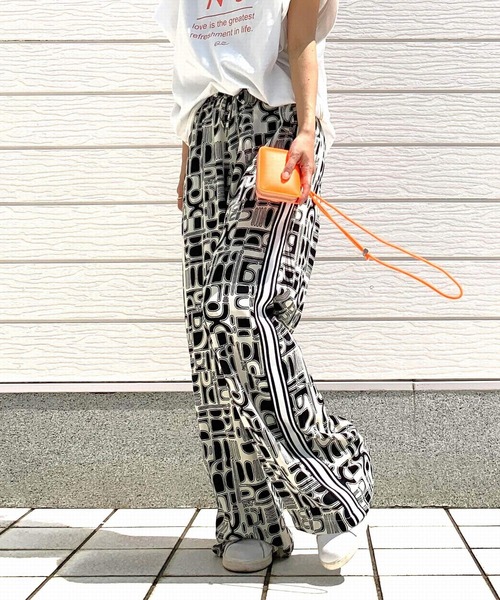 Q（キュー）の「プリントサイドラインパンツ（その他パンツ・レディース・ブラウン系/ブラック系・MEDIUM）」の2枚目の写真