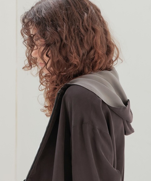 DRESSLAVE(ドレスレイブ)の「fibril cupra revesible zip blouson(フィブリルキュプラリバーシブルジップブルゾン)(ブルゾン・レディース・グレー/ブラック・38)」の4枚目の写真