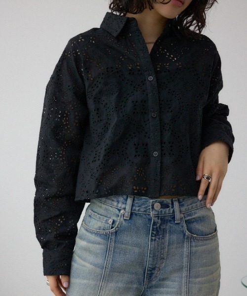 AZUL by moussy（アズールバイマウジー）の「コットンレースクロップドシャツ（シャツ/ブラウス・レディース・ブラック/アイボリー/ライム・FREE）」の3枚目の写真