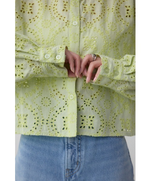 AZUL by moussy（アズールバイマウジー）の「コットンレースクロップドシャツ（シャツ/ブラウス・レディース・ブラック/アイボリー/ライム・FREE）」の4枚目の写真