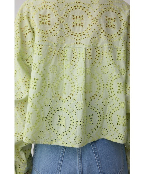AZUL by moussy（アズールバイマウジー）の「コットンレースクロップドシャツ（シャツ/ブラウス・レディース・ブラック/アイボリー/ライム・FREE）」の6枚目の写真