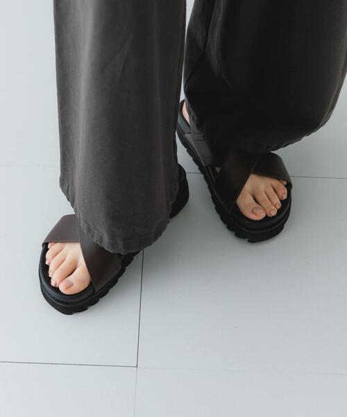 RODE SKO(ロデスコ)の「フットベッドクロスサンダル(サンダル・レディース・ブラック/ブラウン・36/37/38)」の6枚目の写真