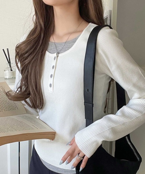 classicalelf(クラシカルエルフ)の「大人のカジュアルを格上げ。ヘンリーネック フェイクレイヤード ニットプルオーバー(ニット/セーター・レディース・チャコール/オフホワイト/ブラック/カーキ/アイボリー・X-LARGE/SMALL/MEDIUM/LARGE)」の7枚目の写真