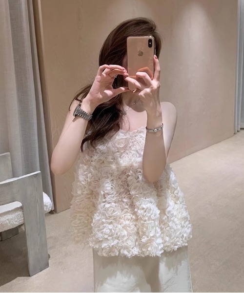 gossip!ロサンゼルス(ゴシップロサンゼルス)の「Flower エンボス キャミソール 【Y2Kガーリー】(キャミソール・レディース・オフホワイト・FREE)」の4枚目の写真