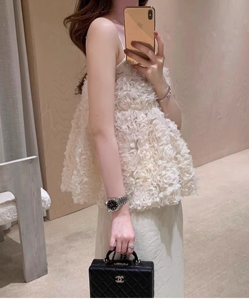 gossip!ロサンゼルス(ゴシップロサンゼルス)の「Flower エンボス キャミソール 【Y2Kガーリー】(キャミソール・レディース・オフホワイト・FREE)」の11枚目の写真