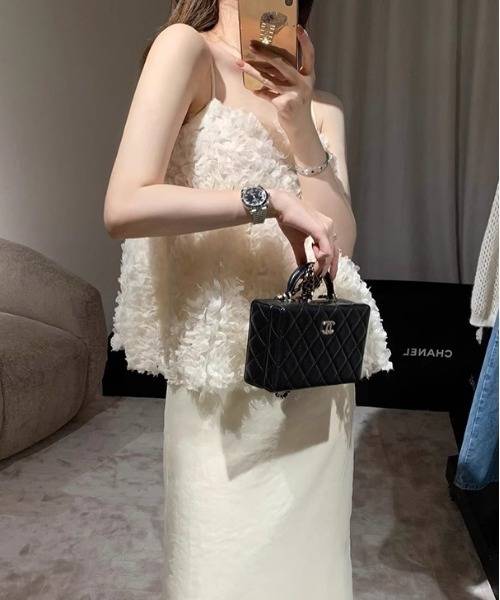 gossip!ロサンゼルス(ゴシップロサンゼルス)の「Flower エンボス キャミソール 【Y2Kガーリー】(キャミソール・レディース・オフホワイト・FREE)」の16枚目の写真