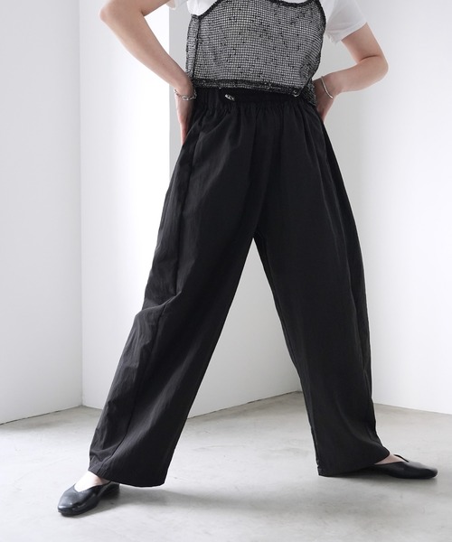 Yeoun(ヨウン)の「タフタウエストドローコードコクーンパンツ(その他パンツ・レディース・ブラック・M)」の3枚目の写真