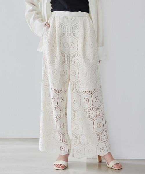 Andemiu(アンデミュウ)の「クロシェレースイージーパンツ578209(その他パンツ・レディース・オフホワイト/ブラック/レッド・FREE)」の1枚目の写真