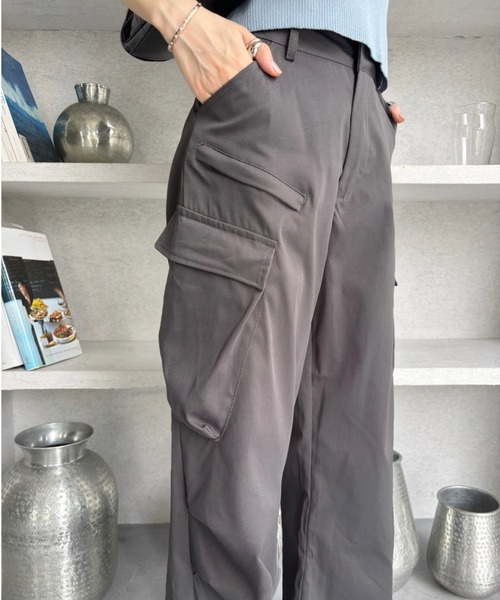 TREOVER(トレオーバー)の「【綺麗めスタイルにも大活躍】 ルーズシルエットカーゴパンツ(カーゴパンツ・レディース・チャコールグレー・MEDIUM/LARGE)」の2枚目の写真