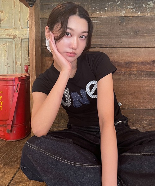 UNE MANSION（ユヌマンション）の「【UNE MADE】ユニークUNEワッペンTシャツ（Tシャツ/カットソー・レディース・ホワイト/ブラック・FREE）」の2枚目の写真