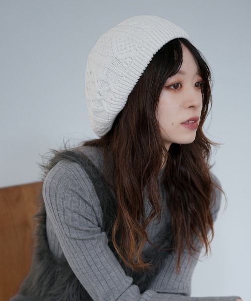 Ruben（ルーベン）の「CABLE KNIT BERET/ケーブル編み ニットベレー帽（ハンチング/ベレー帽・レディース・ブラック/アイボリー/グレー・FREE）」の8枚目の写真