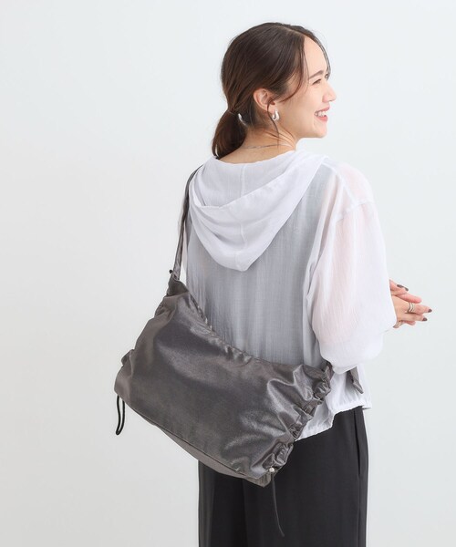 SHOO・LA・RUE（シューラルー）の「サイドドロストショルダーバッグ（ショルダーバッグ・レディース・グレー/シルバー/ブラック/ブロンズ・00）」の3枚目の写真