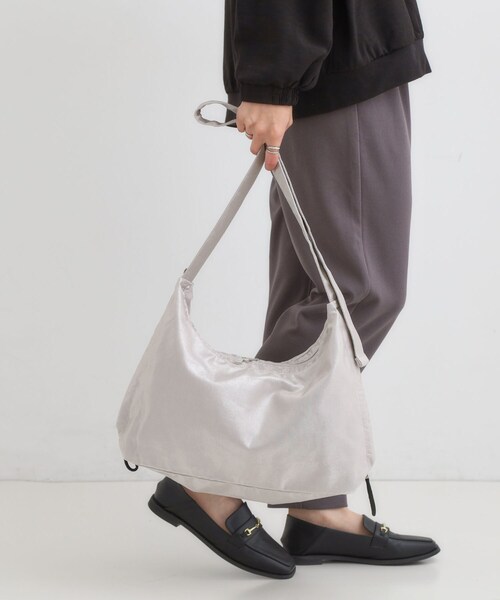 SHOO・LA・RUE（シューラルー）の「サイドドロストショルダーバッグ（ショルダーバッグ・レディース・グレー/シルバー/ブラック/ブロンズ・00）」の4枚目の写真