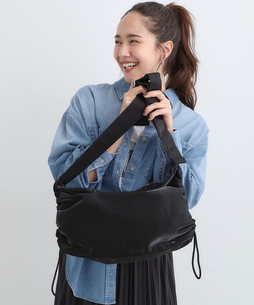 SHOO・LA・RUE（シューラルー）の「サイドドロストショルダーバッグ（ショルダーバッグ・レディース・グレー/シルバー/ブラック/ブロンズ・00）」の11枚目の写真