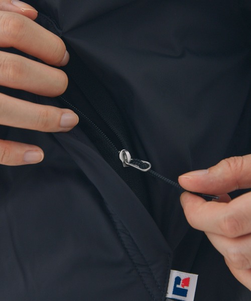 Russell Athletic(ラッセルアスレティック)の「【Unblend】RUSSELL ATHLETIC / ラッセル アスレティック フード付きナイロン中綿ジャケット(ナイロンジャケット・レディース・ブラック/カーキ/イエロー・L/S)」の11枚目の写真