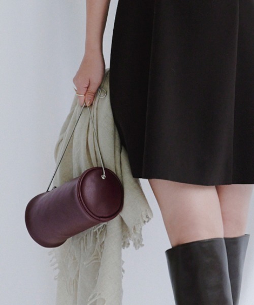 anuans（アニュアンス）の「ミニマルシリンダーバッグ（ショルダーバッグ・レディース・ブラック/ブラウン/バーガンディー・FREE）」の3枚目の写真