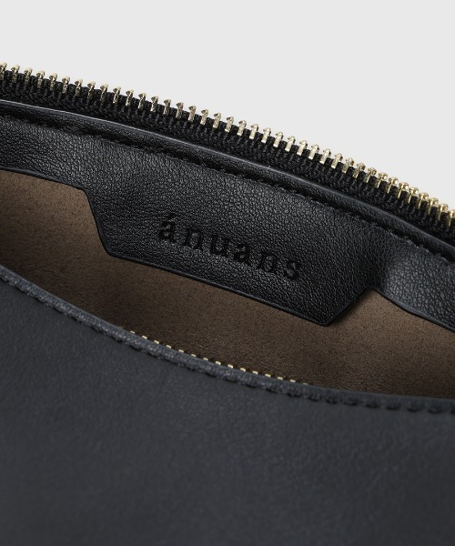 anuans（アニュアンス）の「ミニマルシリンダーバッグ（ショルダーバッグ・レディース・ブラック/ブラウン/バーガンディー・FREE）」の4枚目の写真