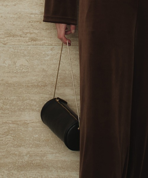 anuans（アニュアンス）の「ミニマルシリンダーバッグ（ショルダーバッグ・レディース・ブラック/ブラウン/バーガンディー・FREE）」の13枚目の写真